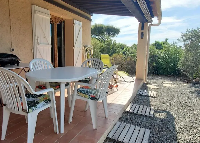 Casa de Férias Spacious House With Pool Close To The Sea Saint-Raphaël