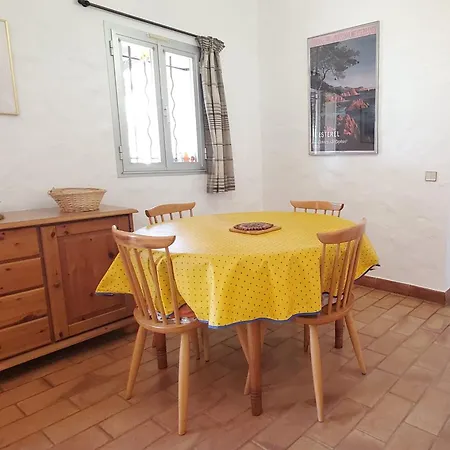 Сasa de vacaciones Spacious House With Pool Close To The Sea